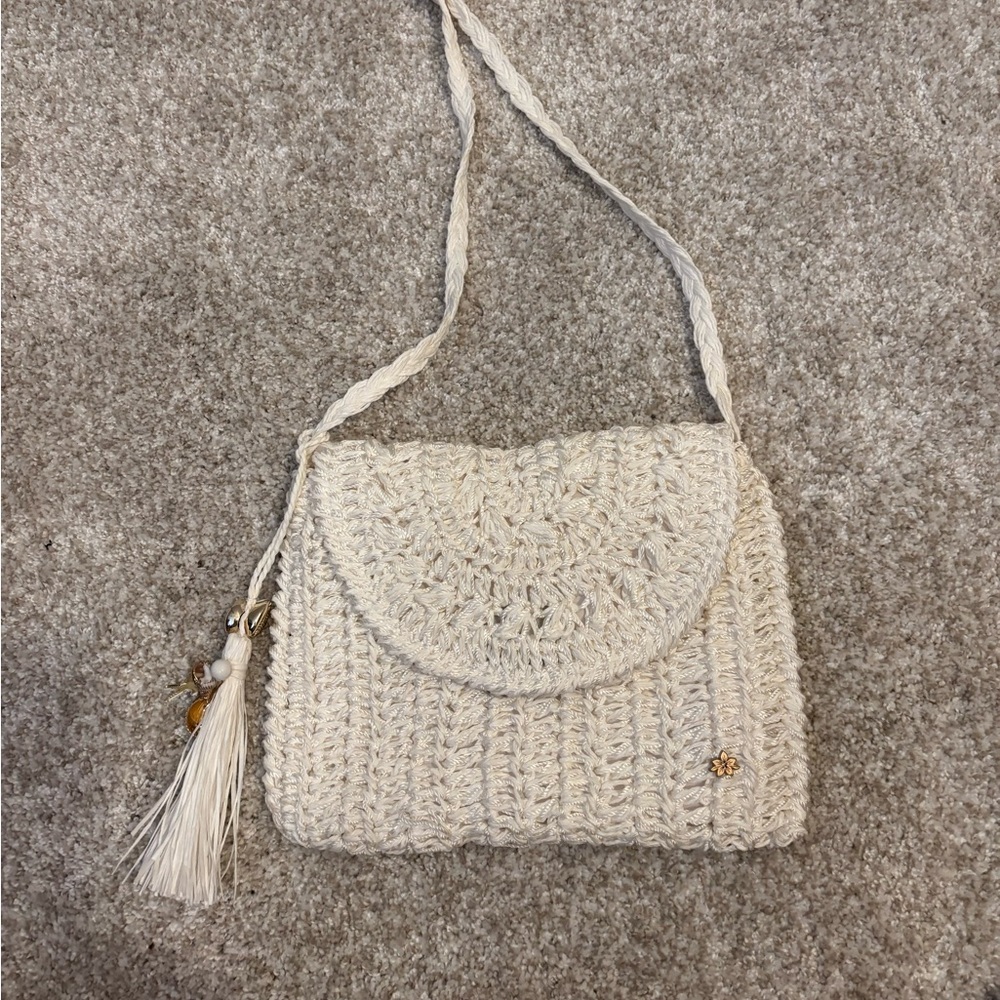 Woven Cream Shoulder Bag w Seashell Tassle